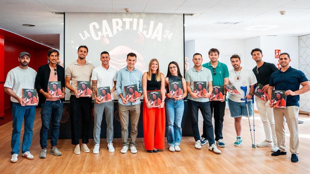 Foto de familia en la presentación de la revista 'La Cartuja 24' en Son Moix.