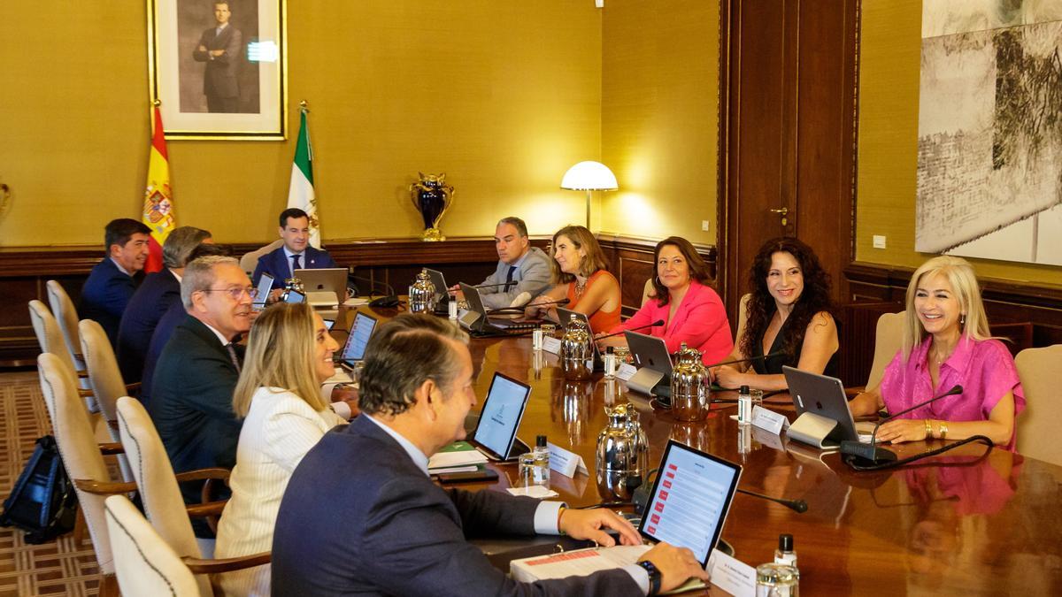 Juanma Moreno preside última reunión Consejo de Gobierno de la Junta