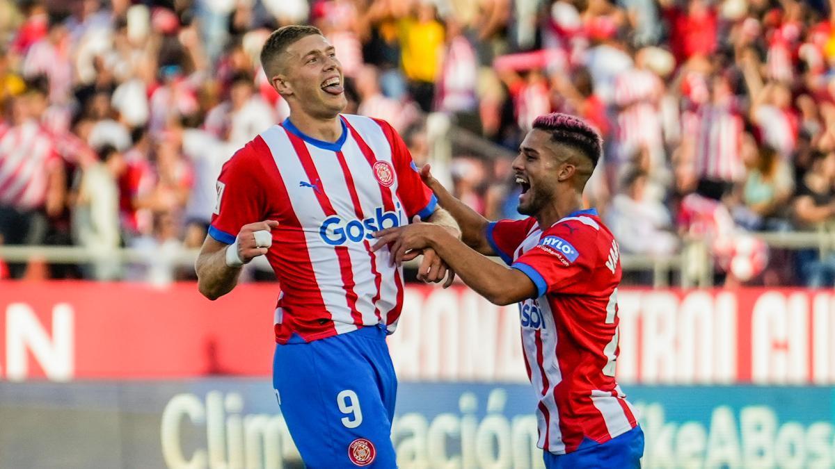 Artem Dovbyk, celebrando un gol con Yan Couto