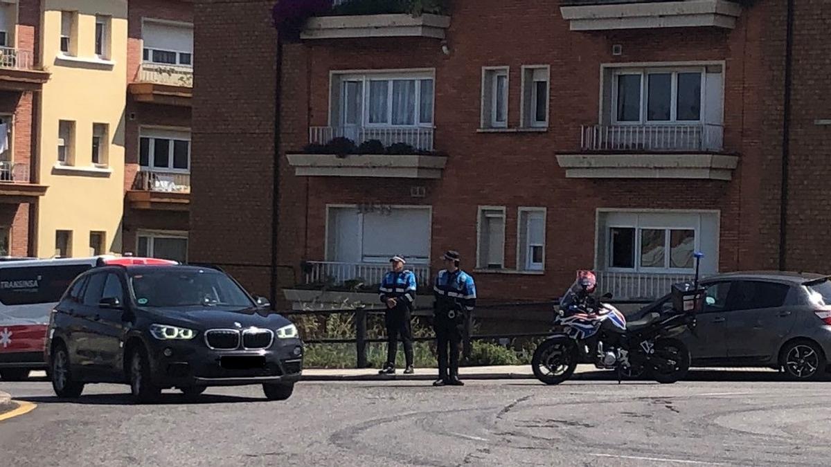 Sanitarios y Policía Local, esta mañana, en el lugar del accidente.