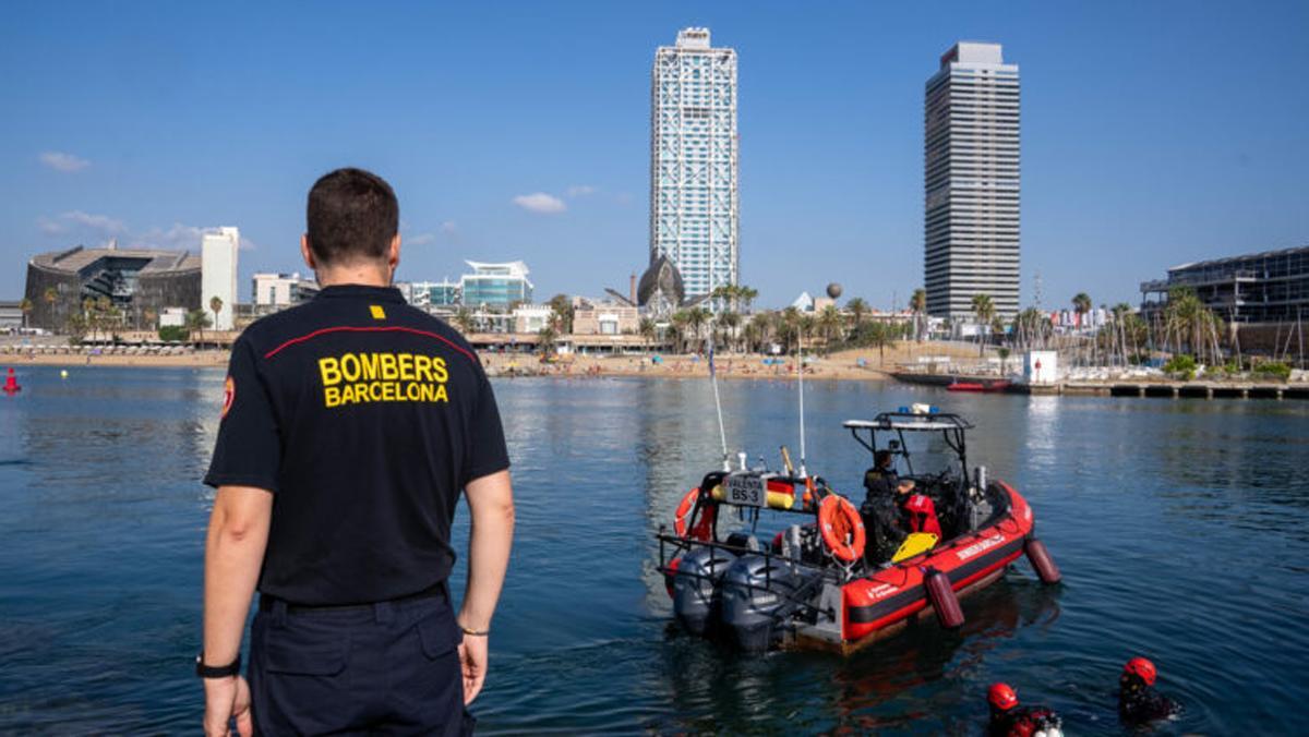 Un bomber de Barcelona supervisa les operacions duna embarcació de rescat al Port Olímpic