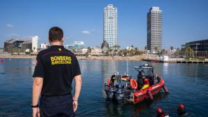 Un bomber de Barcelona supervisa les operacions duna embarcació de rescat al Port Olímpic