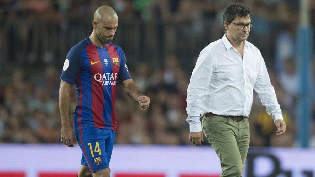 Mascherano se retira lesionado del campo junto a Ricard Pruna, el médico del Barcelona.