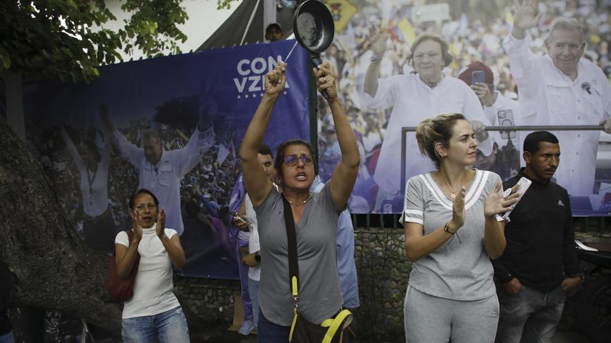 Las protestas se extienden por Venezuela mientras Maduro denuncia un intento de &quot;golpe de Estado&quot;