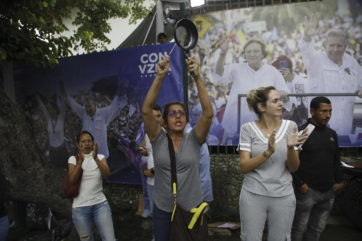 Opositores durante una cacerolada ayer en Caracas.