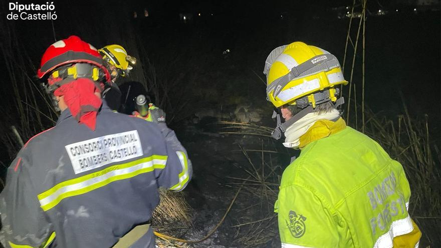 Imágenes del incendio de vegetación en el riu Millars