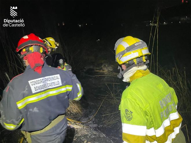 Imágenes del incendio de vegetación en el riu Millars