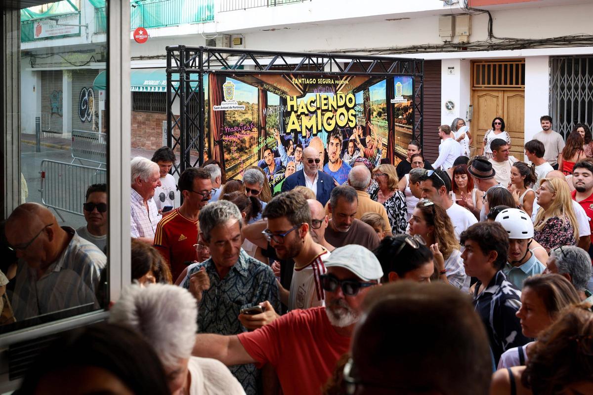 Resines, a las puertas del cine, se toma fotos con los espectadores