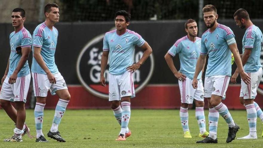 Javier Que Delgado, en el centro, junto a otros compañeros del Celta B.