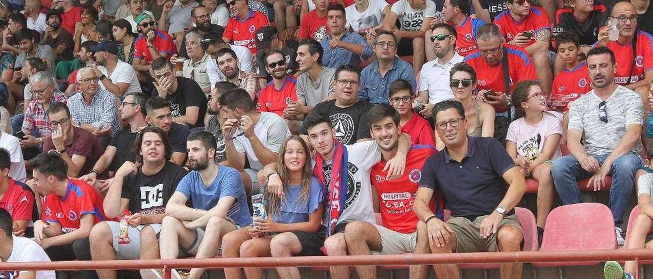 Aficionados en la tribuna de O Couto en el partido entre el Ouense CF y la UD Ourense. // Iñaki Osorio