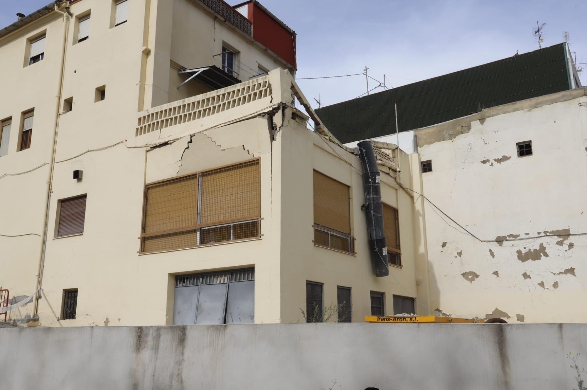 Precintan las inmediaciones de la casa derrumbada en Ontinyent