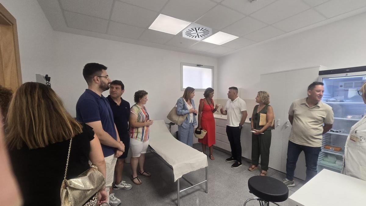 La gerente del Departamento de Salud y el alcalde, en el consultorio, en una imagen de archivo.