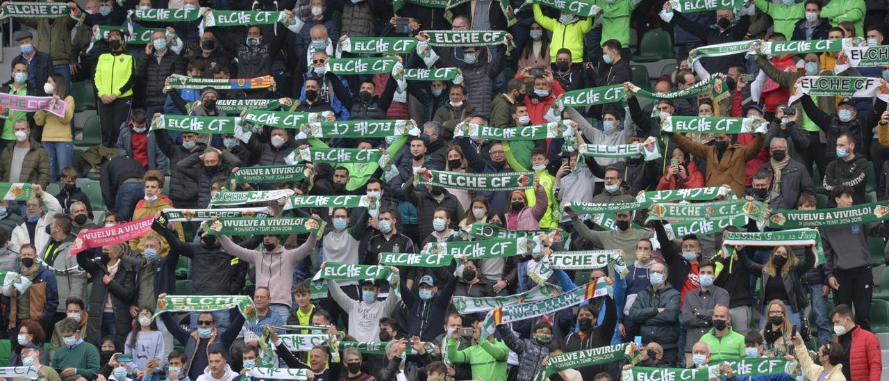 Afición del Elche en el Martínez Valero durante un partido de esta temporada