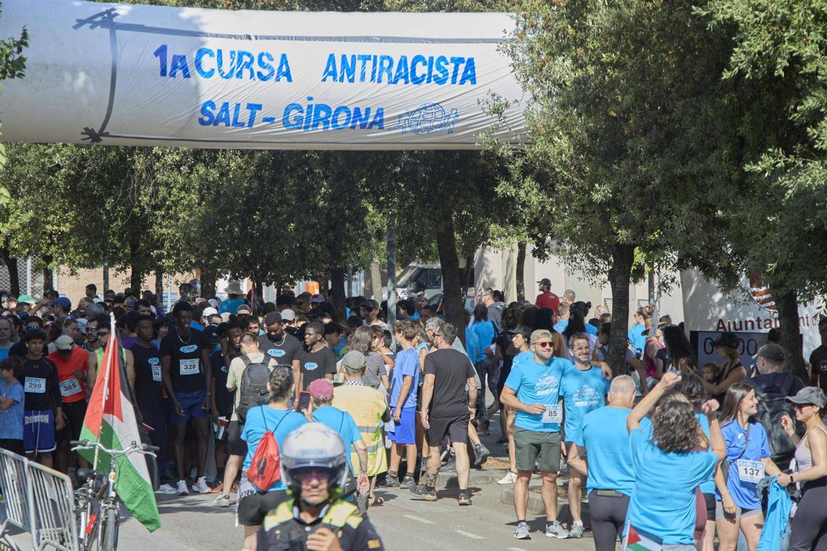 Les imatges de la 1a Cursa Antiracista de Salt i Girona