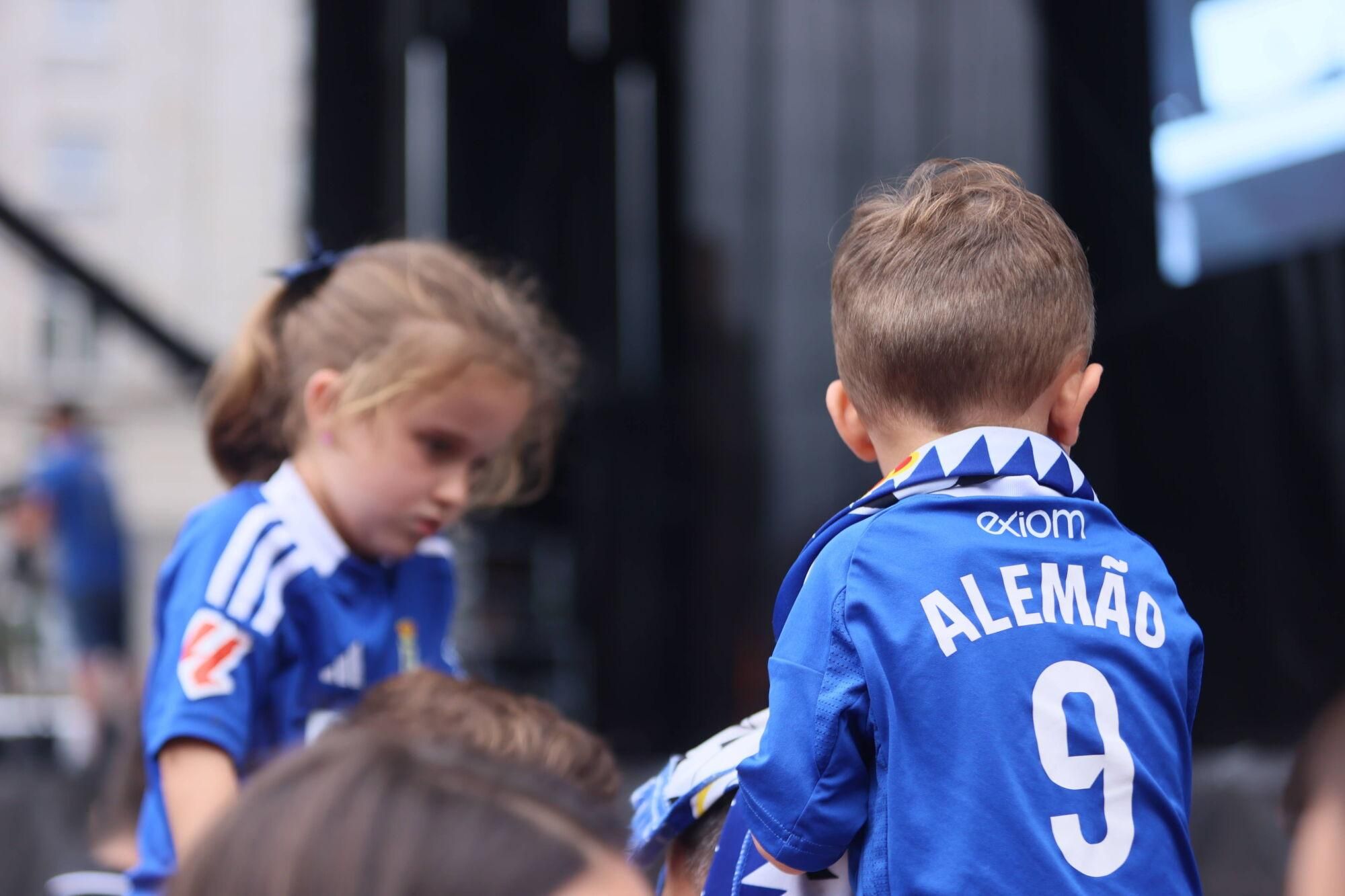 Locura azul en las calles de Oviedo para celebrar el ascenso del equipo a Primera División