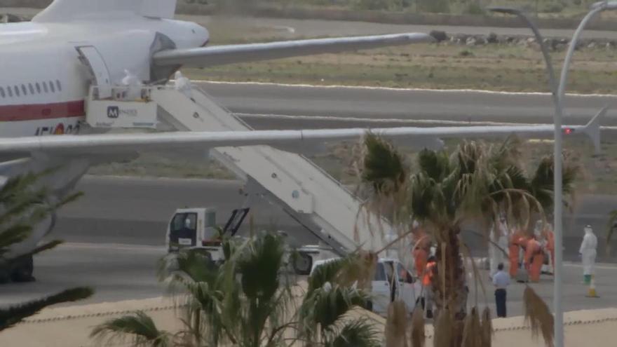 El avión con los 14 españoles del crucero 'MV Hondius' despega de Tenerife con destino Madrid