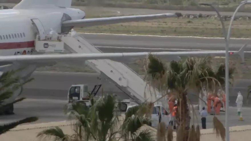 El avión con los 14 españoles del crucero 'MV Hondius' despega de Tenerife con destino Madrid