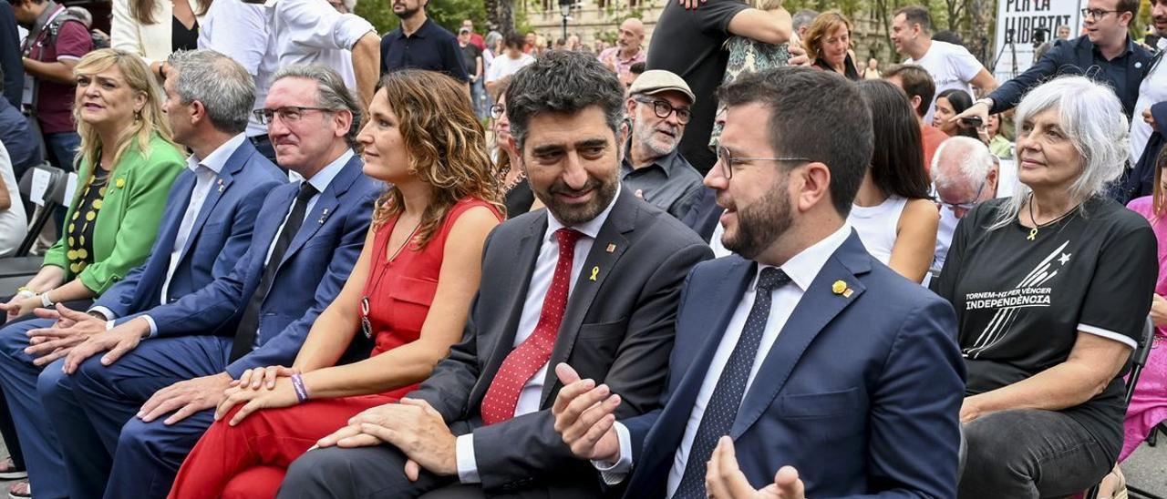 El ’president’ Pere Aragonès, el vicepresidente cesado Jordi Puigneró, y algunos de los ’consellers’ de la Generalitat, durante la Diada de 2022.