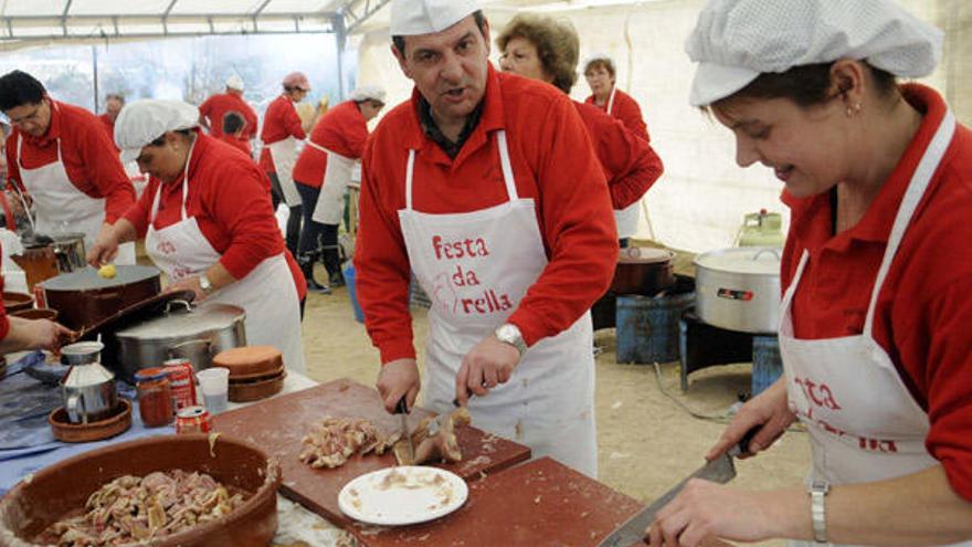 Grupo de cocineros en la preparación de la oreja.  // Noé Parga