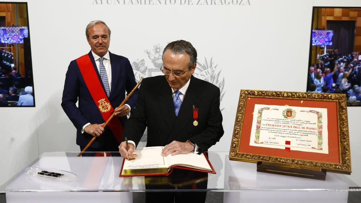 El alcalde de Zaragoza, Jorge Azcón, distingue con la Medalla de Oro al presidente de Prensa Ibérica, Javier Moll.