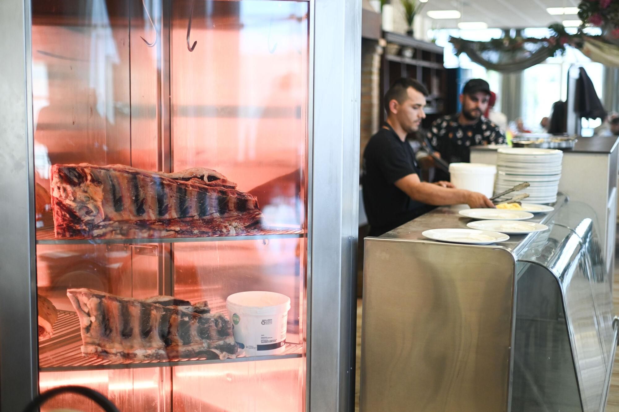 En imágenes | La Torre, el restaurante que triunfa en Malpica con 700 menús diarios y su famoso chuletón: "Viene gente de toda Zaragoza"