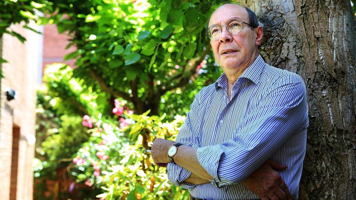 El escritor y académico de la RAE Francisco Rico, fotografiado en el jardín de su casa en Barcelona.