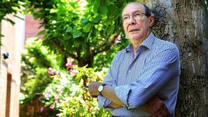 El escritor y académico de la RAE Francisco Rico, fotografiado en el jardín de su casa en Barcelona.