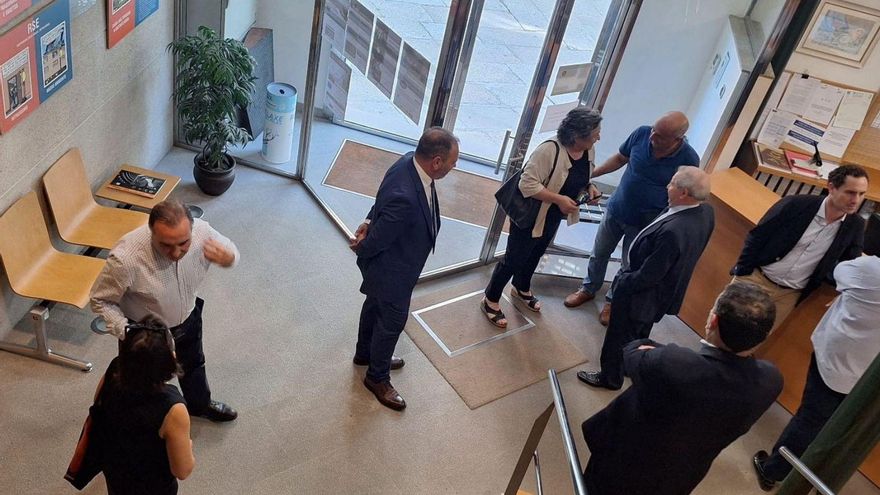 Miembros de la ACO, a su llegada a la sede, donde se celebró la asamblea.