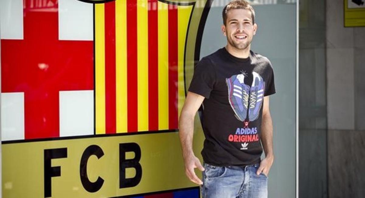 Jordi Alba amb l’escut del Barça. Jordi Alba amb l’escut del Barça.