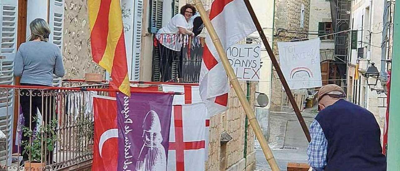 Imagen de una calle de SÃ³ller en la que los vecinos exhiben los sÃ­mbolos del FirÃ³.