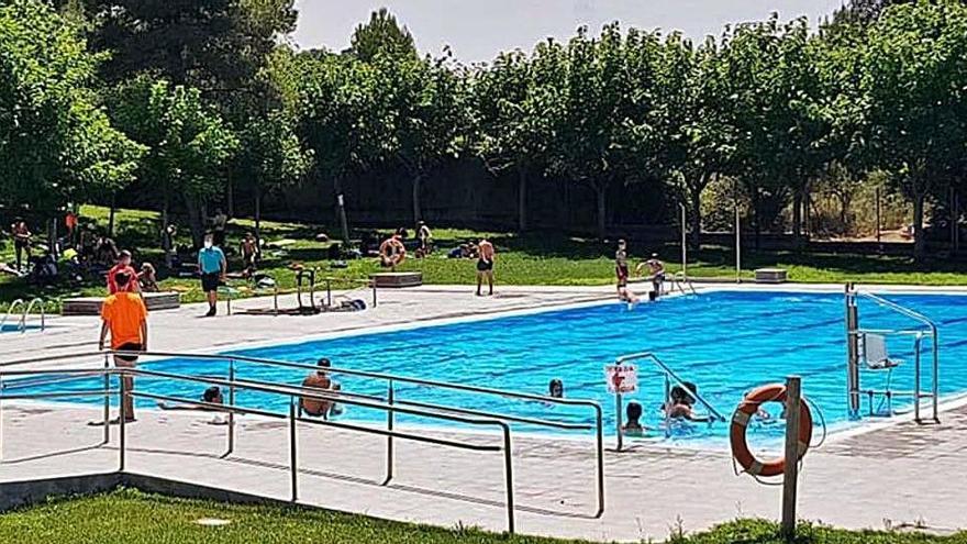 Banyistes d&#039;aquesta temporada a les piscines municipals de Castellbell