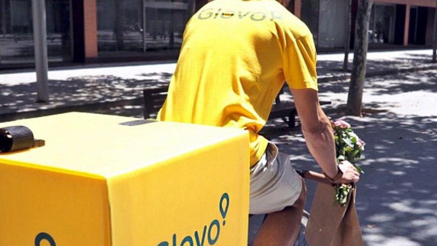 Un treballador de la plataforma Glovo portant una comanda