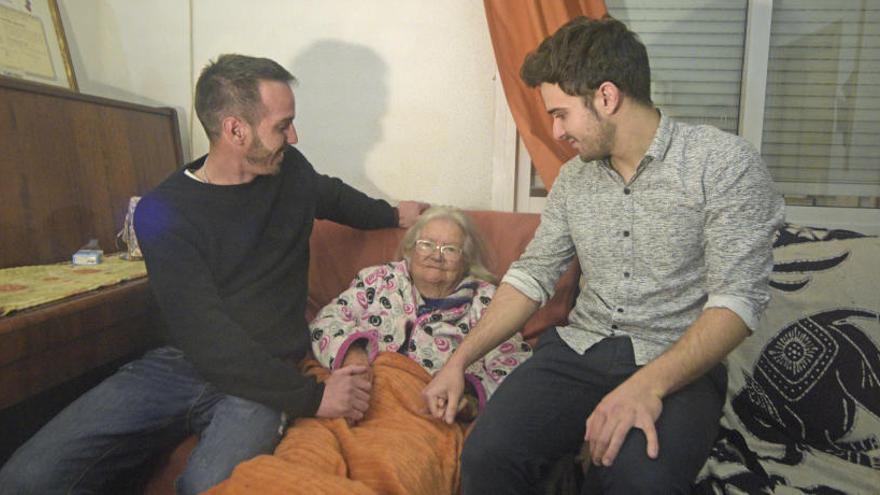 Josefina Sánchez, ayer en casa de su hija junto a sus salvadores: Pablo Velo (de negro) y Salvador Riquelme.