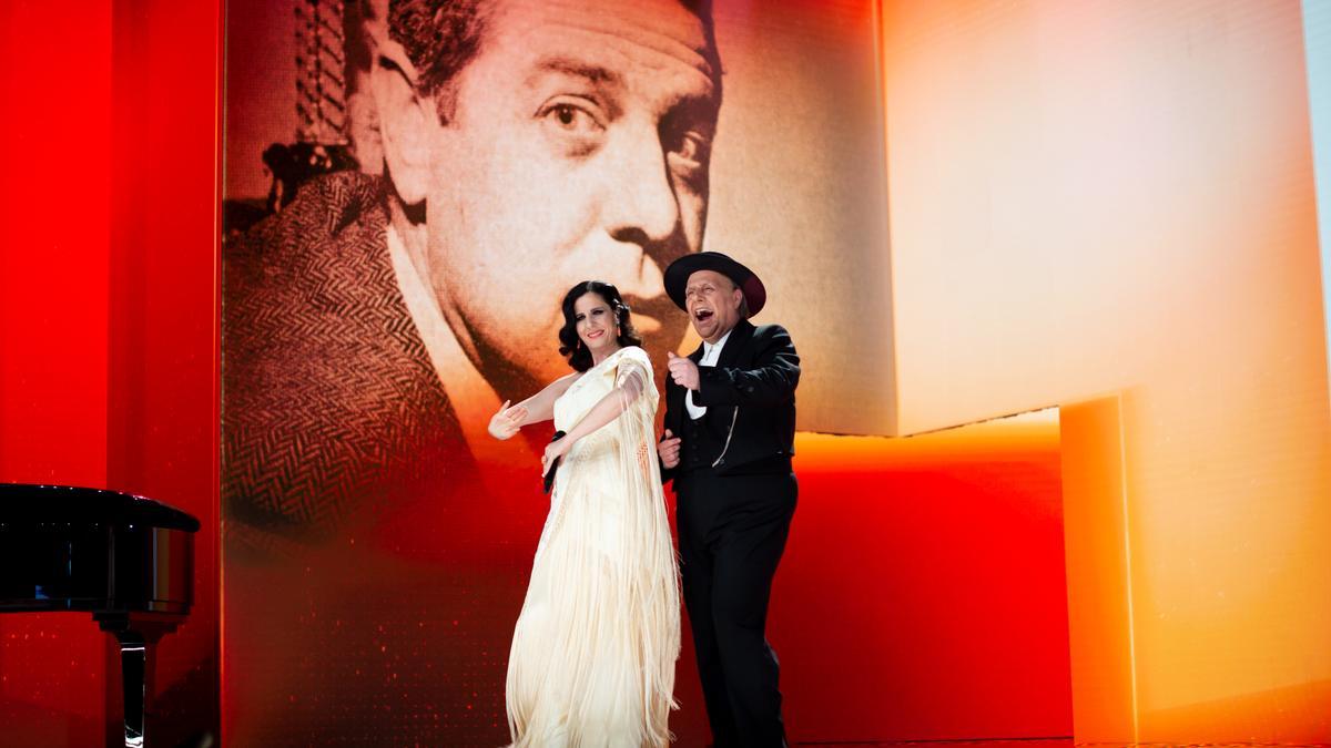 Diana Navarro y Carlos Latre en el homenaje a Berlanga durante los Goya.