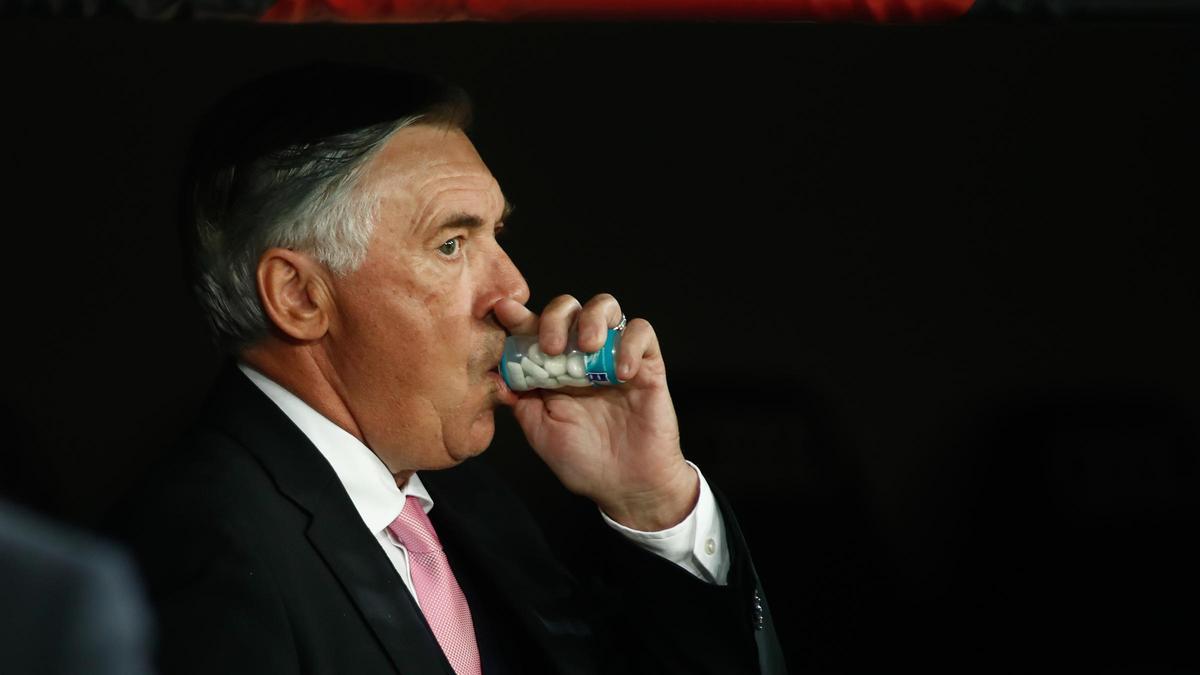 Carlo Ancelotti masca un caramelo durante el partido ante Osasuna