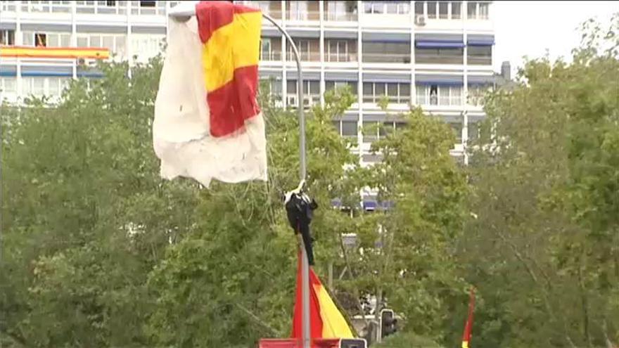 Un paracaidista se queda enganchado a una farola en el Desfile de la Fiesta Nacional