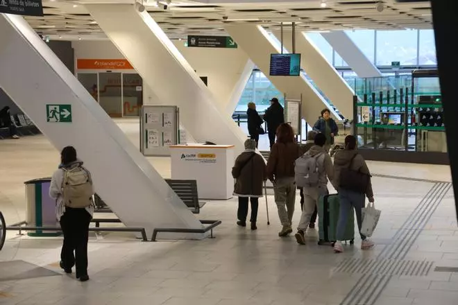 La estación de Urzáiz y el Eje Atlántico recuperan el pulso: los trenes vuelven a circular con pasajeros en Vigo