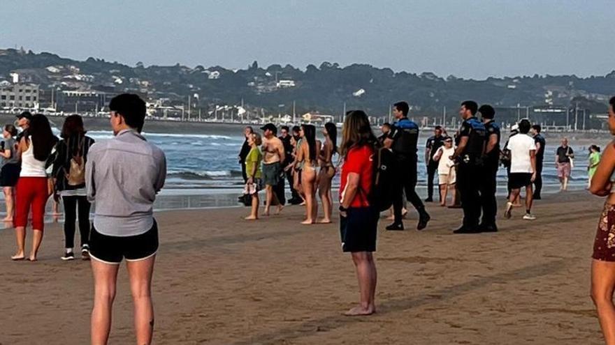 La Policía Local de Gijón tiene claras sus distinciones: de los civiles que salvaron la vida a bañistas en apuros en la playa al Centro Asesor de la Mujer