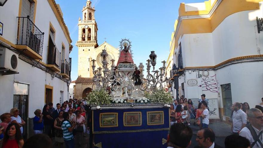 La Virgen de Villaviciosa recorre las principales calles del barrio de San Lorenzo