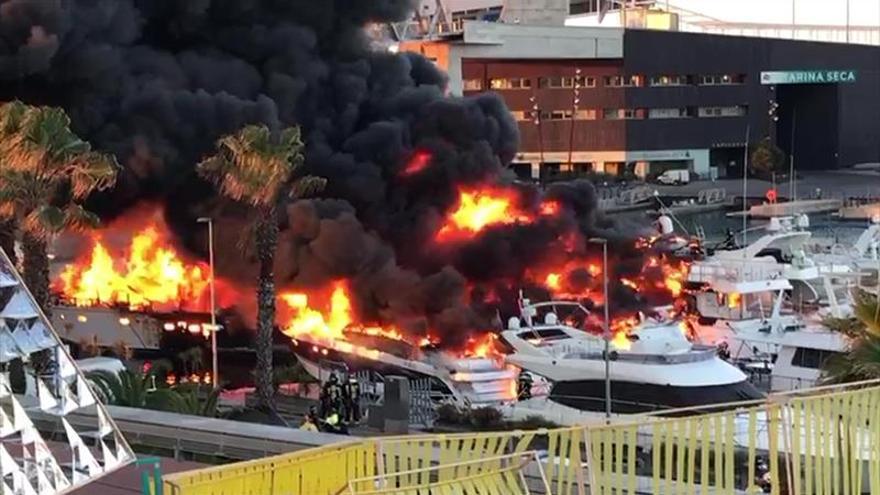 Dos incendios queman una decena de yates en Barcelona