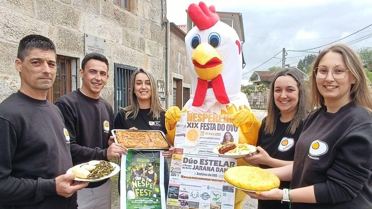 Samuel Castro, Abel Rodríguez, María Cruces, Carla Portela y Miriam Vidal, ayer, presentan la fiesta con la mascota «Nespi» en el local vecinal de Nespereira.