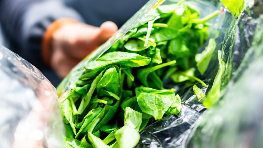 ¿Es bueno consumir ensaladas en bolsa? Una doctora responde