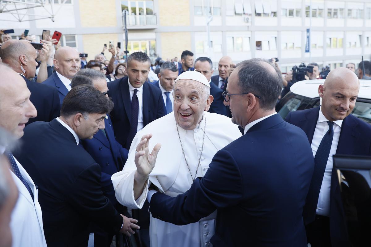 El Papa sale del hospital tras ser operado de una hernia abdominal