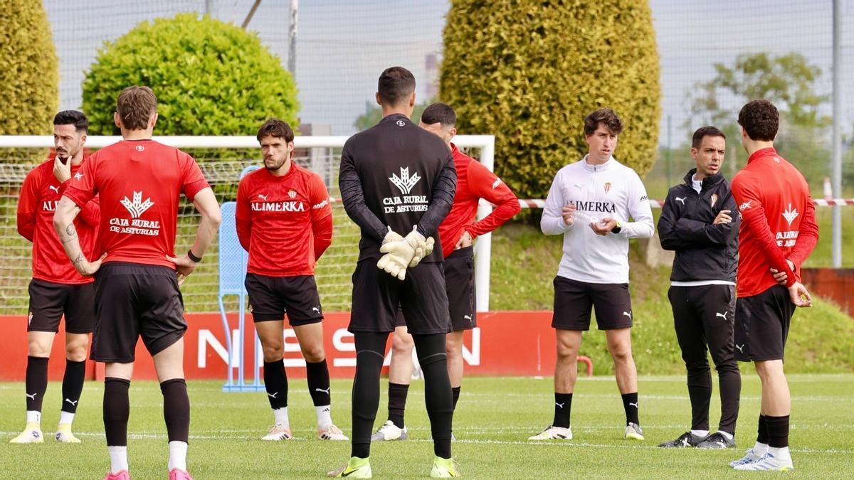 Borja Jiménez se dirige a sus jugadores en un entrenamiento del Sporting.