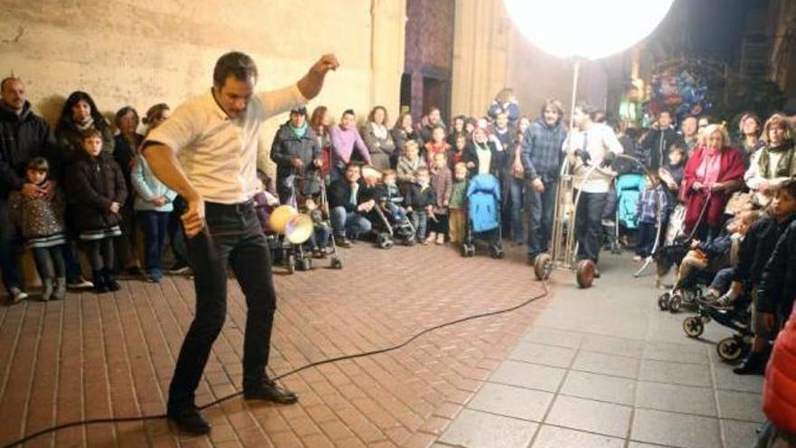 El animado pasacalles del Circ Bover transcurrió por Sant Miquel.