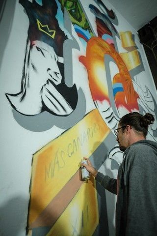 Proceso de elaboración del mural del periódico El Día/La Opinión de Tenerife por el Día de Canarias