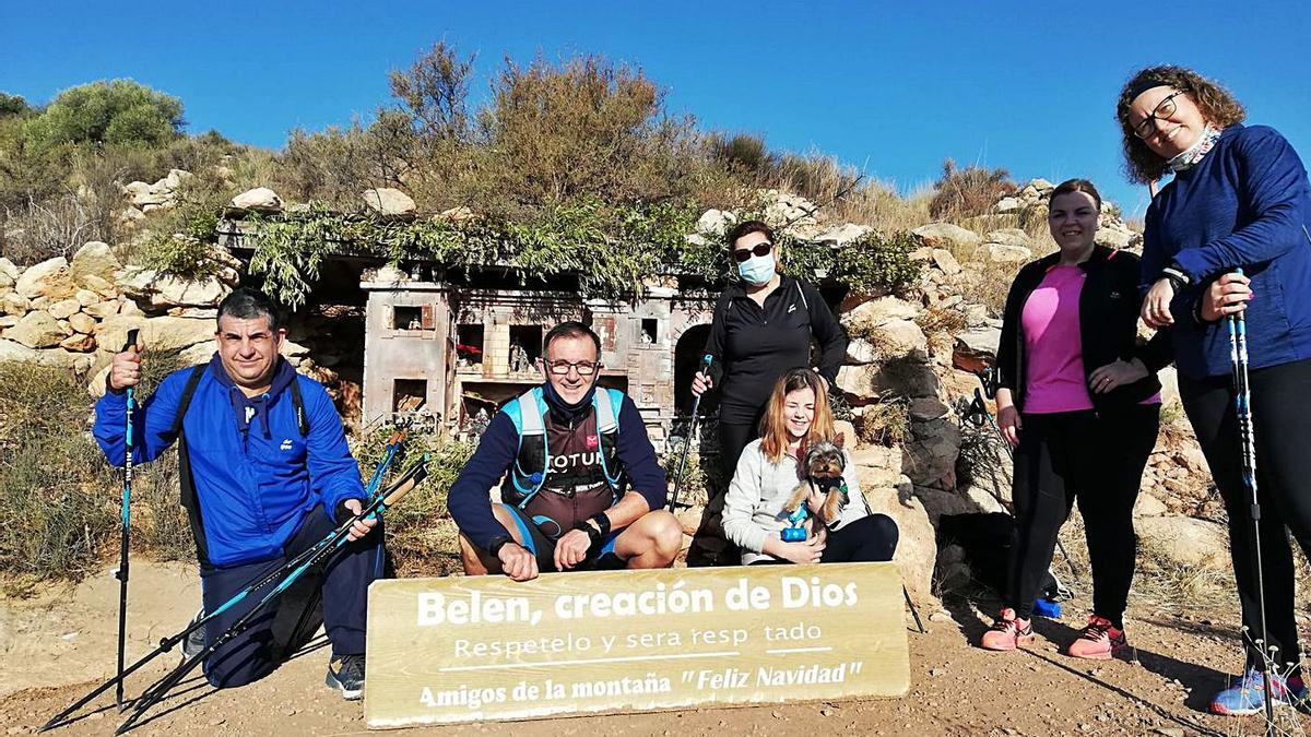 Un grupo de CorrexCrevillent en el belén de Ibáñez (abajo) y nacimientos particulares y del Centro Excursionista y el grupo Amigos de la Montaña. | V.L.M./ SALVADOR MAS/ L.G.