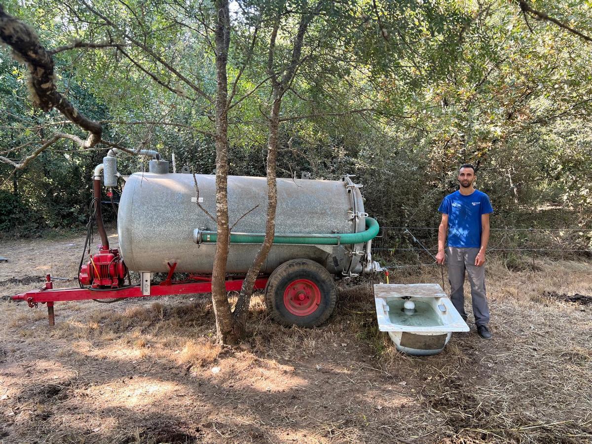 José Ángel Prieto, con la cisterna que sube al monte para dar de beber a sus vacas.