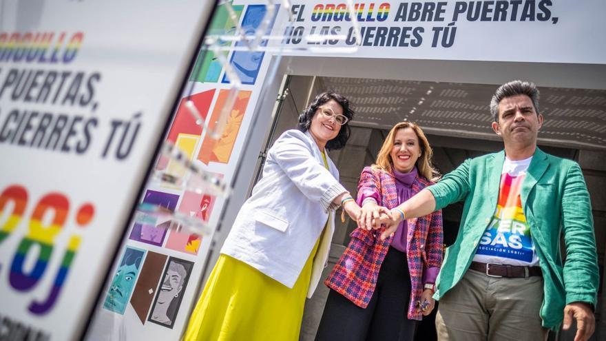 Desde la izquierda, la directora insular de Igualdad y Diversidad, Patricia León; la presidneta del Cabildo de Tenerife, Rosa Dávila, y Fran Baute, presidente de Diversas, ayer en la puerta del Palacio Insular.