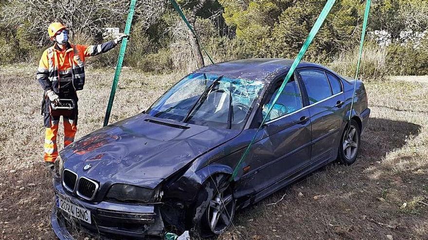 Un coche se sale de la calzada y cae por un desnivel de tres metros